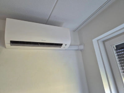 Daikin airco binnenunit tegen muur in Amsterdamse woning