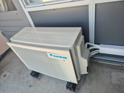 Daikin multisplit buitenunit airco op betonnen balkon met twee paar koelleidingen 