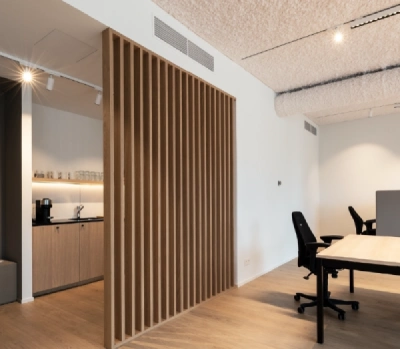 Interieur met twee roosters van een kanaal airco
