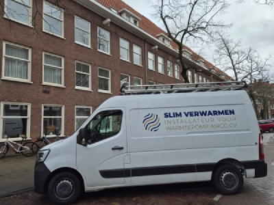 De werkbus van Slim Verwarmen geparkeerd in Amsterdam West