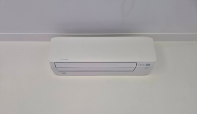 Mitsubishi binnenunit tegen wand net onder plafond