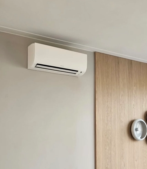 Daikin airco binnenunit tegen geschilderde wand zonder dat koelgoot zichtbaar is