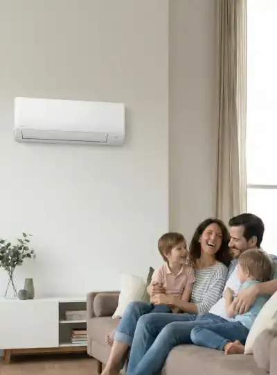 Familie zit op radiator die door CV-ketel is verwarmd