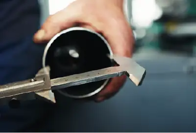 Monteur meet de diameter van een CV leiding