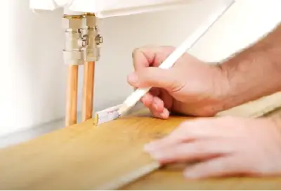 Op basis van diameter van de CV leiding tekent monteur gat af in plank