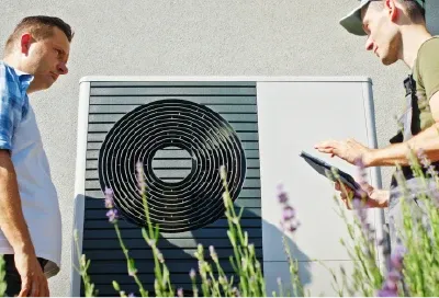 Klant en monteur bespreken installatie van een warmtepomp