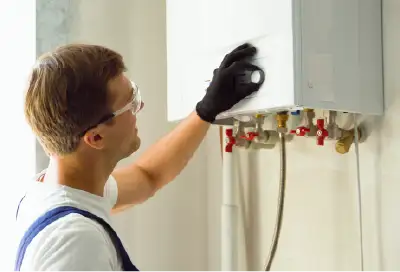 Monteur installeert HR ketel