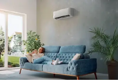 Vrouw op bank geniet van koelende wamtepomp