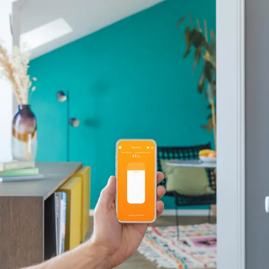 Kamer verwarmd met slimme thermostaatknop