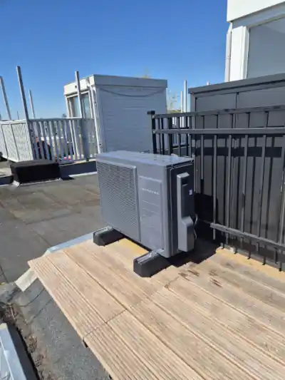 Warmtepomp naast Amsterdams dakterras