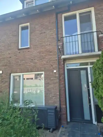 Warmtepomp in voortuin
