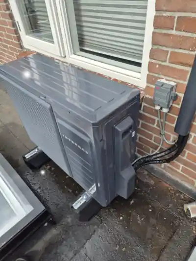 Warmtepomp op dak van uitbouw