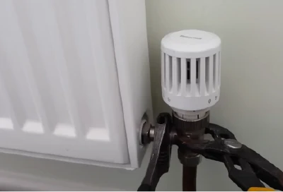 Waterzijdig inregelen van radiator met waterpomptang