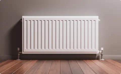 Radiator met aanvoerleiding en retourleiding