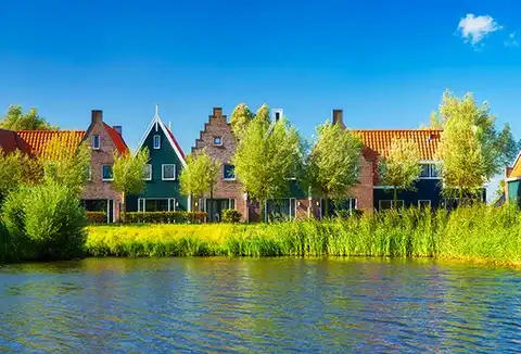 Moderne huizen aan water