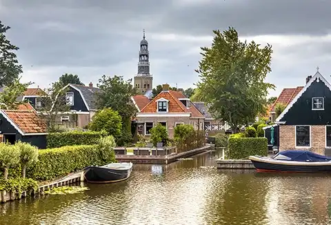Dorp met kerk en oude huizen aan water