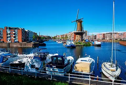 Moderne flats en een ouderwetse molen